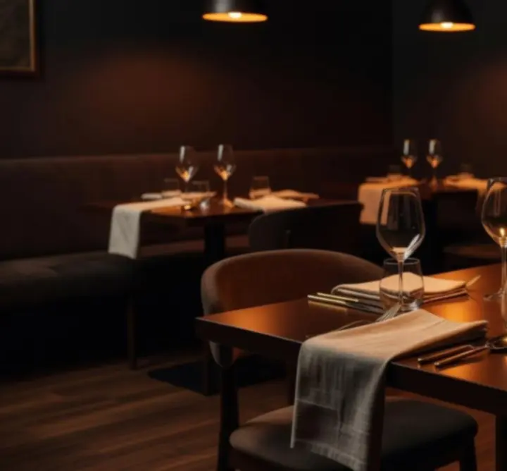 Mese de restaurant luminate cald, pregătite pentru cină la Club Serata RO.